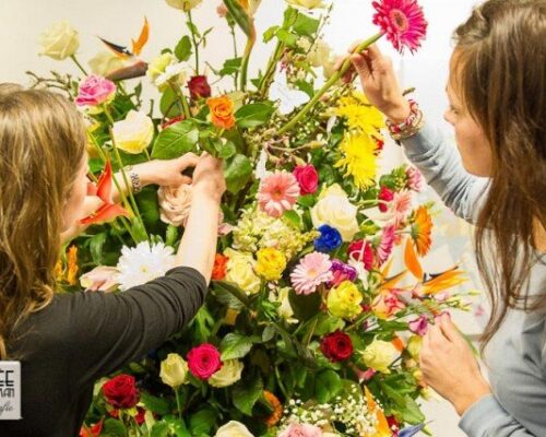 Persoonlijke uitvaartzorg. samen een bloemstuk maken -Marinka de Haan