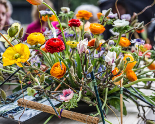 Rouwbloemen met penselen er in verwerkt