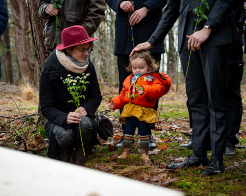 We leggen allemaal een bloem